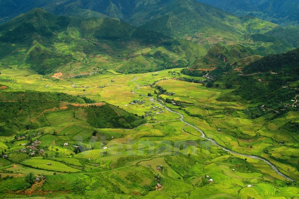 Toàn cảnh thung lũng Lìm Mông, 'con đường bay' của các phi công 'Bay trên mùa vàng' 2015. (Ảnh: Xuân Mai/Vietnam+)