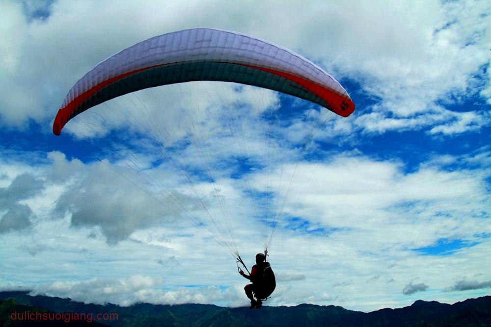 'Cung đường trên không,' phi công đầu đội mây trắng... (Ảnh: Xuân Mai/Vietnam+)