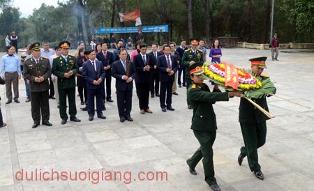 Dong_chi_pham_duy_cuong_tham_nghia_trang_truong_son_2