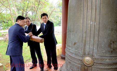 Dong_chi_pham_duy_cuong_tham_nghia_trang_truong_son_4